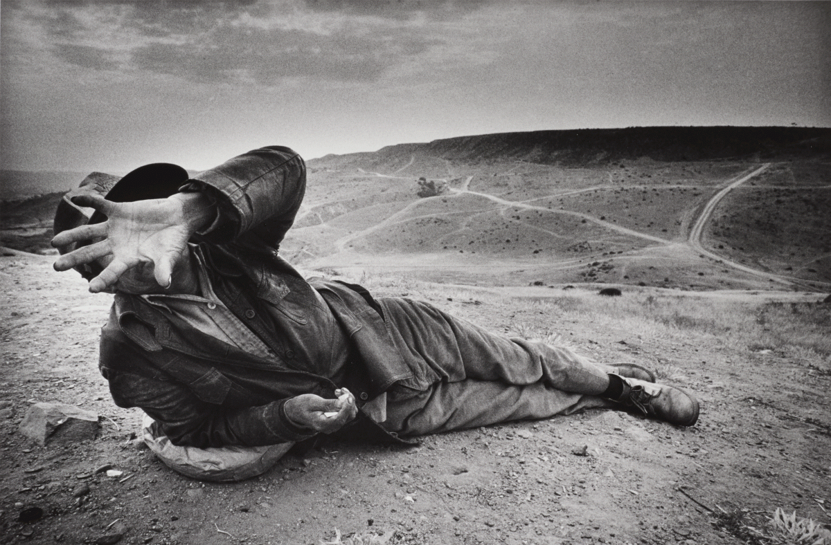 Elsa Medina (Mexican, born 1952), El migrante (The migrant), Cañon Zapata, Tijuana, Baja California, México, 1987 (printed 2011). Gelatin silver print, 21.2 x 32 cm. Museum purchase, David L. Meginnity, Class of 1958, Acquisition Fund (2012-97). © Elsa Medina